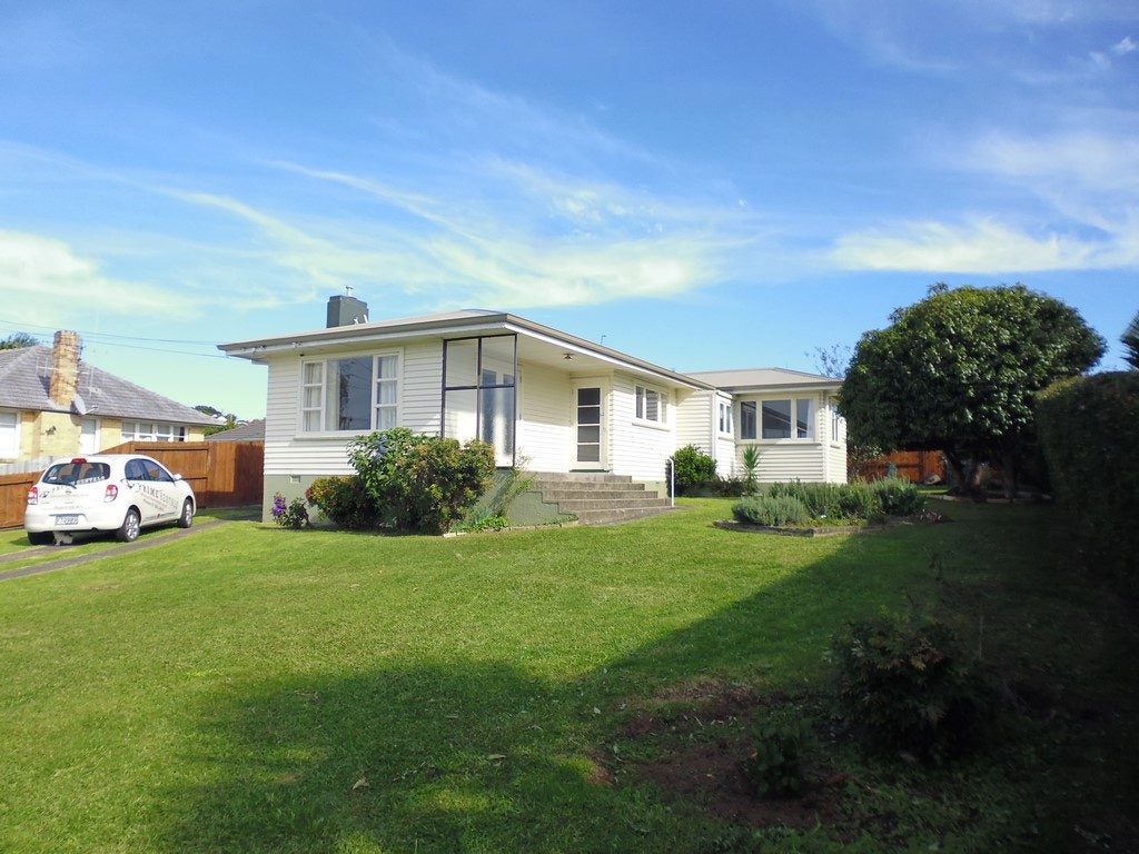 13 Pine Avenue, Otumoetai, Tauranga - Carousel 1