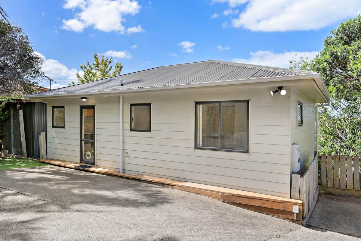 899A East Coast Road, Northcross, Auckland - Carousel 1
