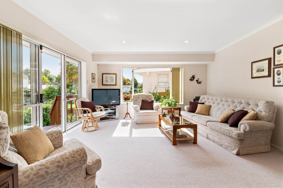 18 Gillett Place, Botany Downs, Auckland - Carousel 2