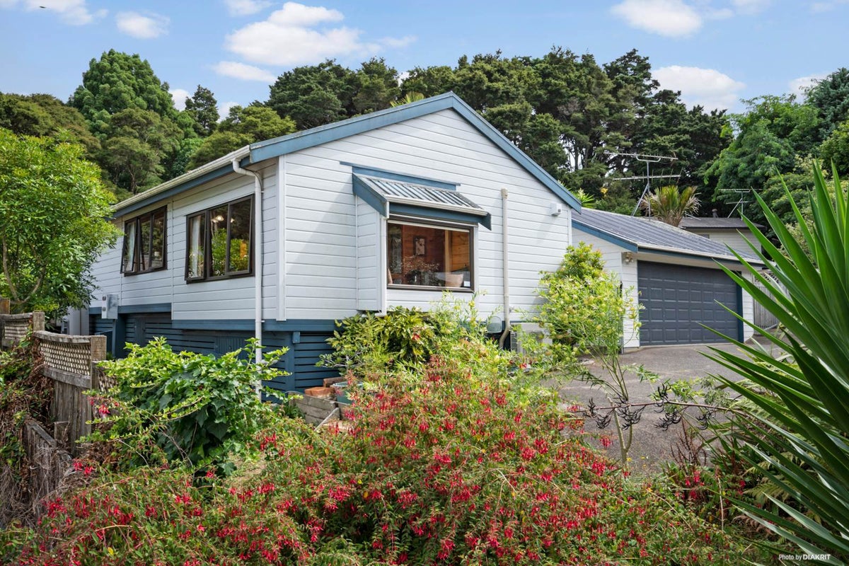 180 Everglade Drive, Totara Heights, Auckland - Carousel 1
