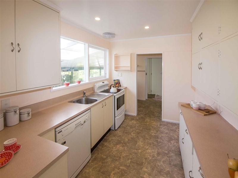 3 Chudleigh Grove, Churton Park, Wellington - Carousel 2