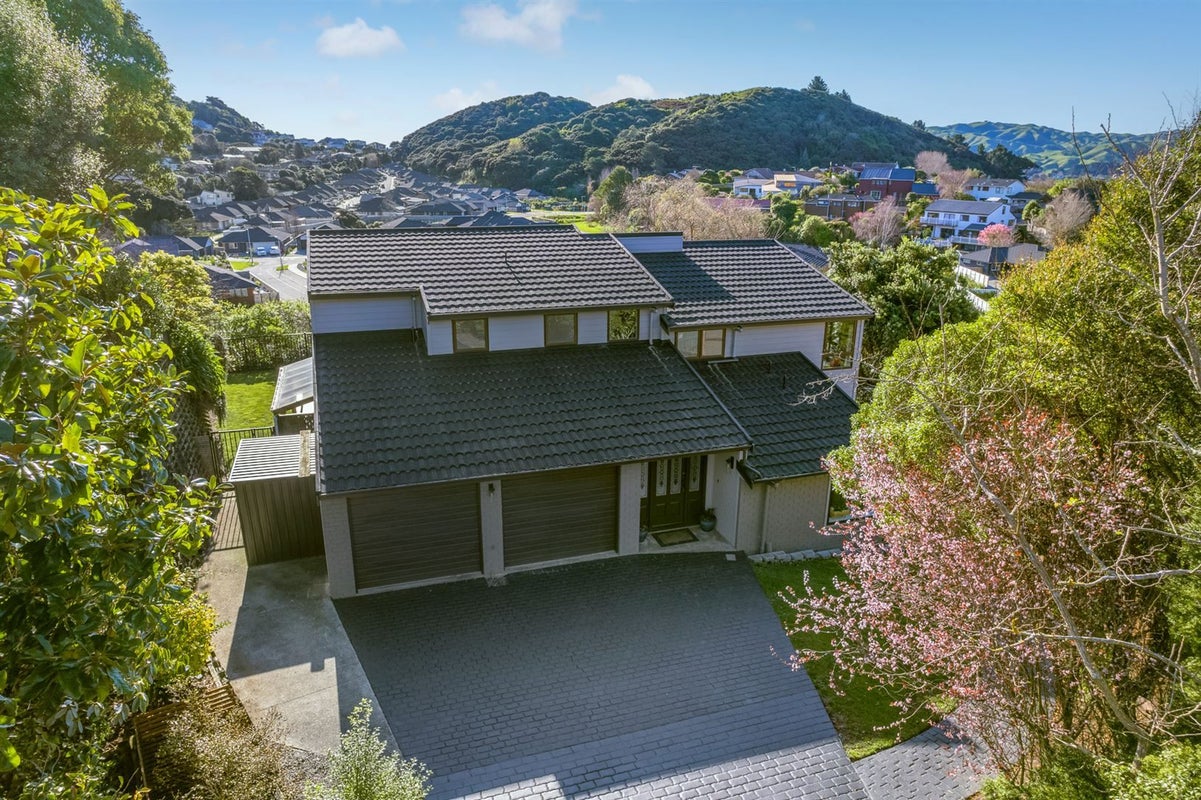 14 Eclipse Lane, Whitby, Porirua - Carousel 38