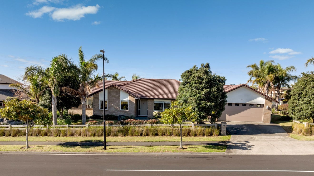 1 Defender Crescent, Beachlands, Auckland - Carousel 1