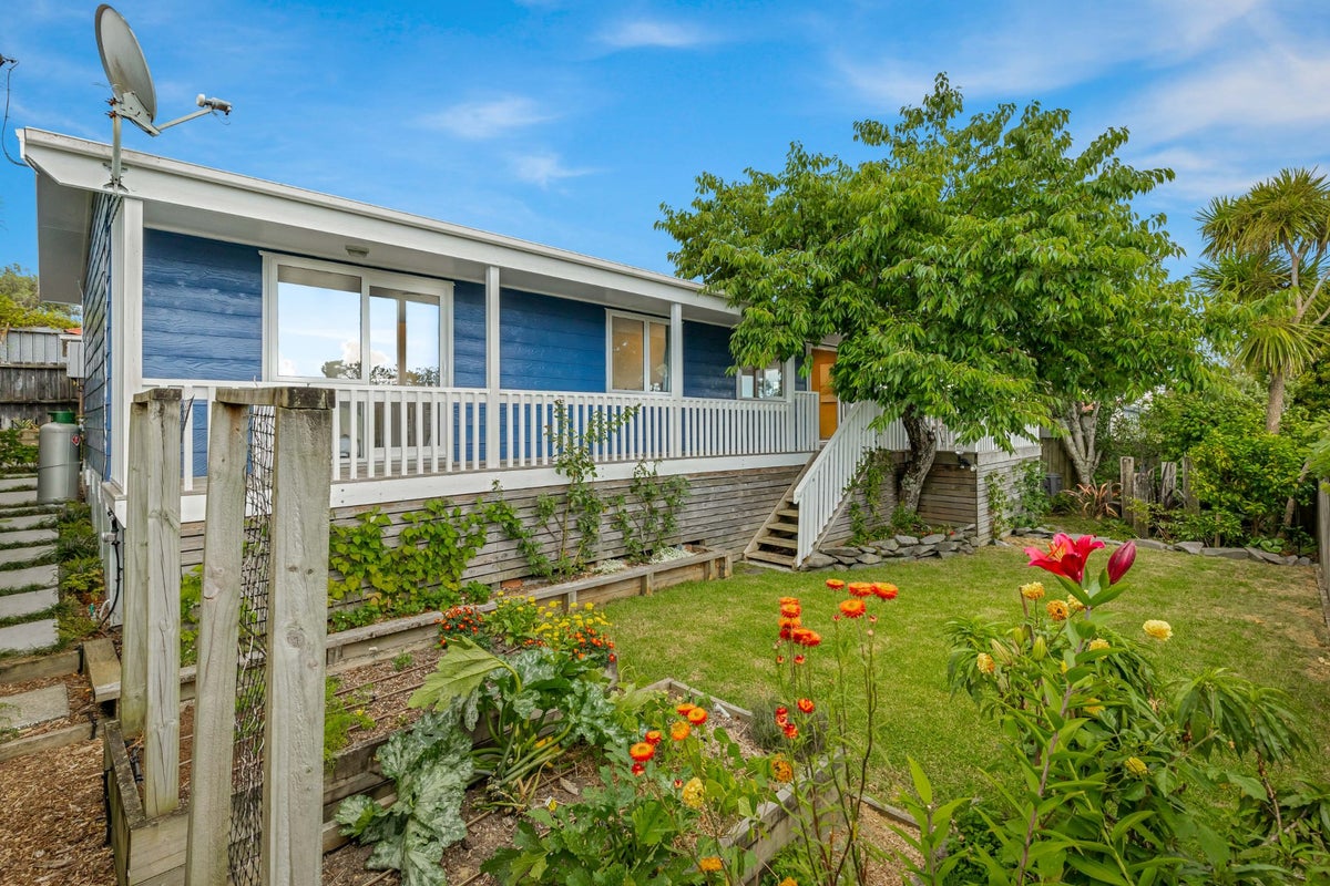 1/32 Neil Avenue, Te Atatu Peninsula, Auckland - Carousel 1