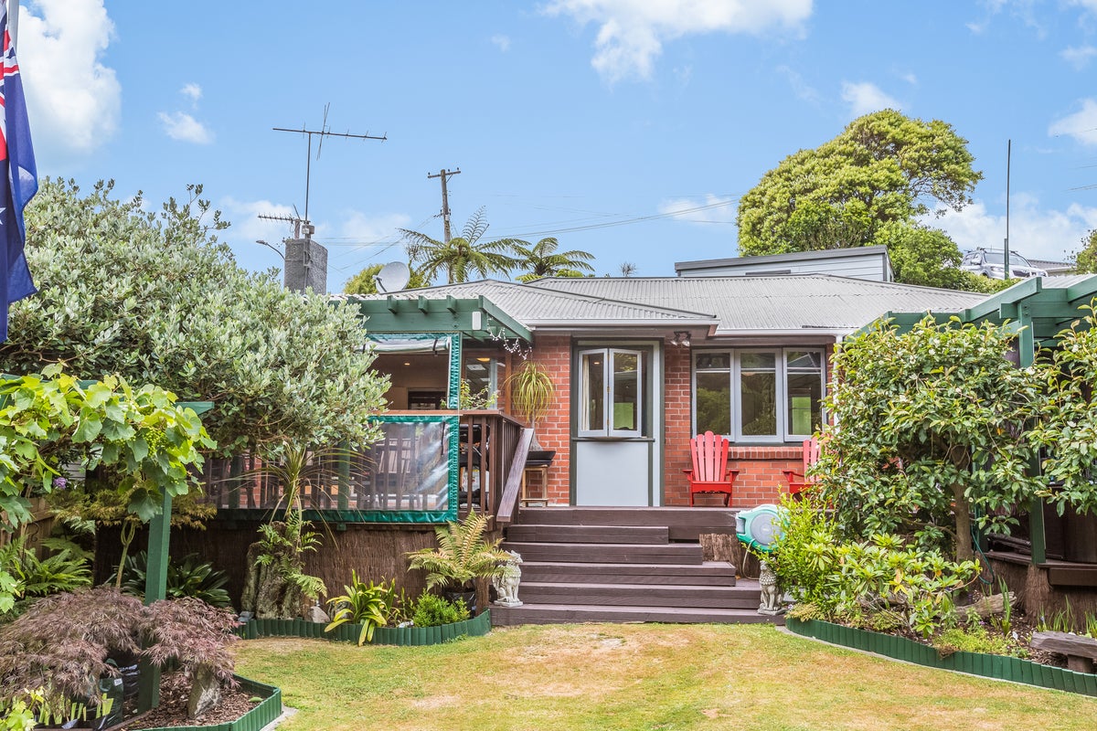 8 Woodstock Terrace, Tawa, Wellington - Carousel 2
