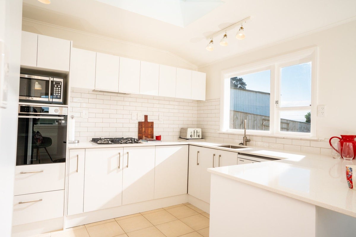 113 Queens Drive, Lyall Bay, Wellington - Carousel 2