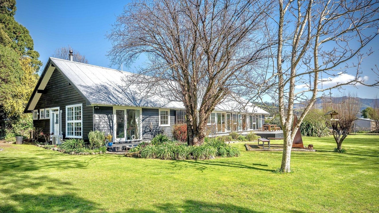 8 Takamatua Bay Road, Takamatua, Akaroa - Carousel 1