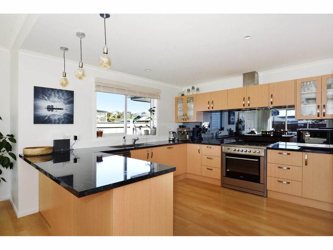 8 Reserve Lane, Brightwater - Carousel 1