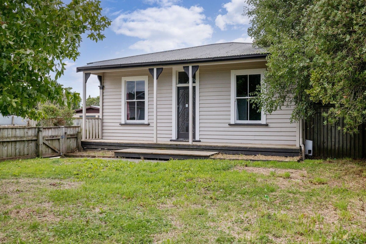 6 Charles Cross Street, Longburn, Palmerston North - Carousel 1