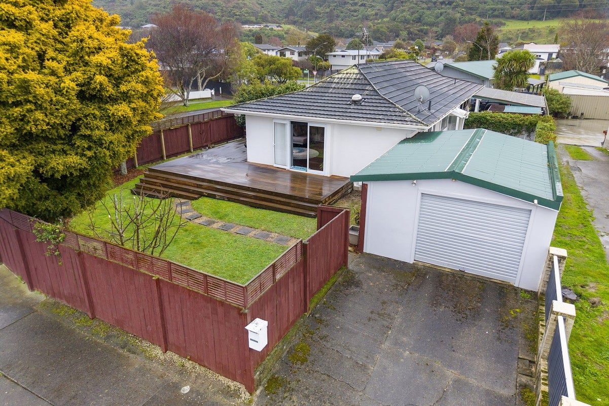 2/1 Harvard Grove, Totara Park, Upper Hutt - Carousel 1