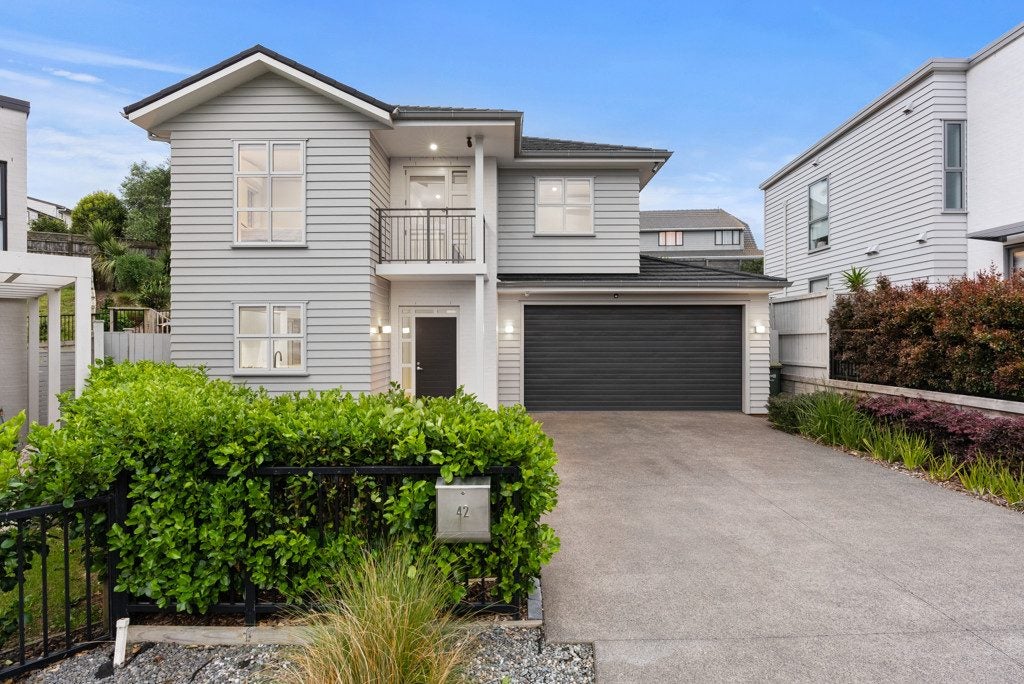 42 Matairangi Avenue, Totara Heights, Auckland - Carousel 1