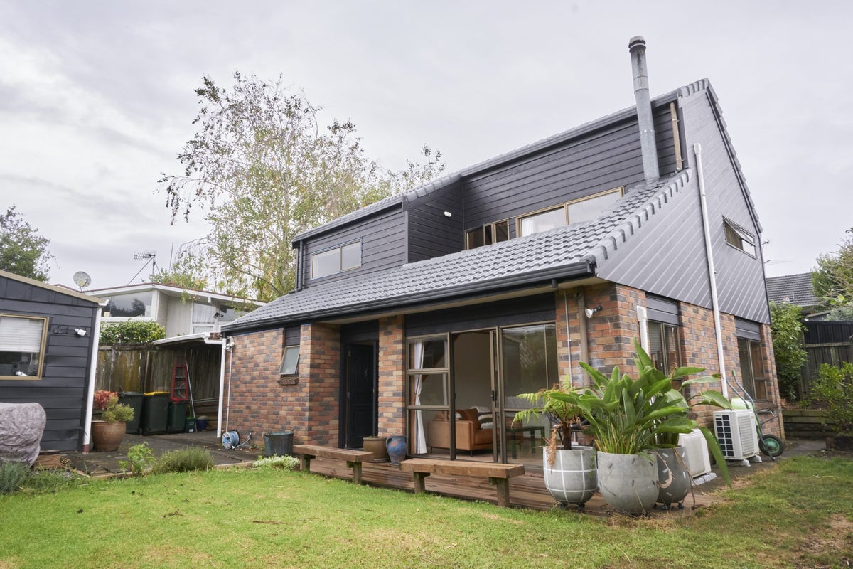 1/2 Fuchsia Place, Birkdale, Auckland - Carousel 1