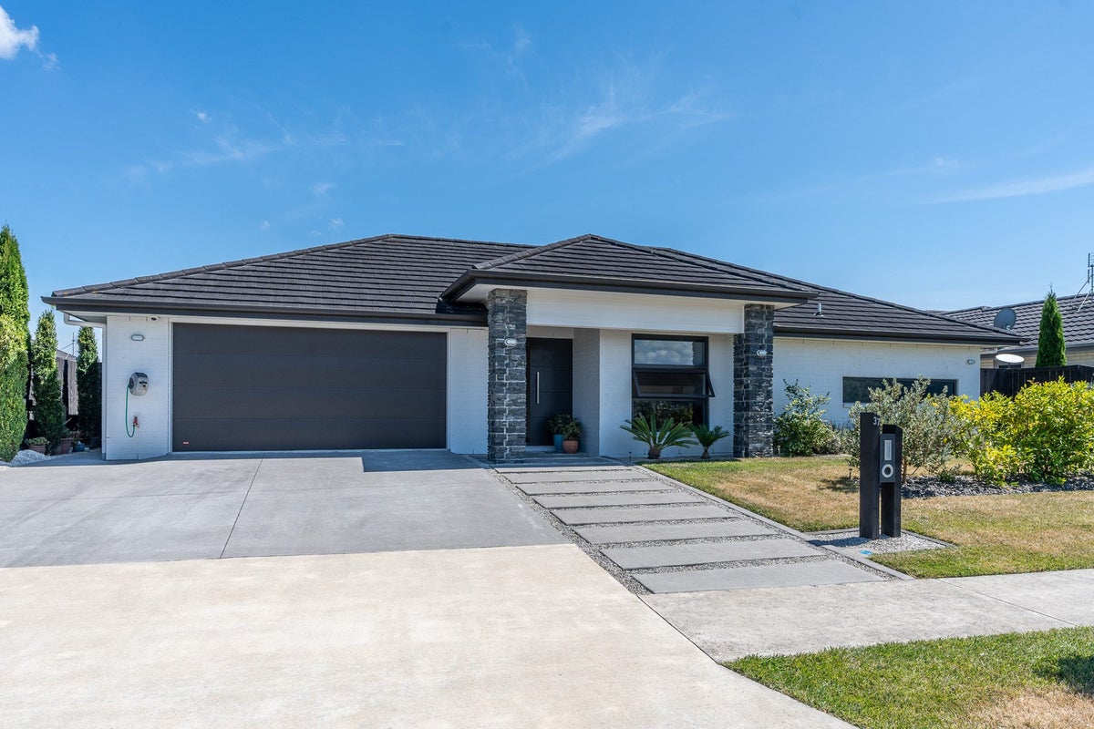 37 Batten Drive, Flagstaff, Hamilton - Carousel 1