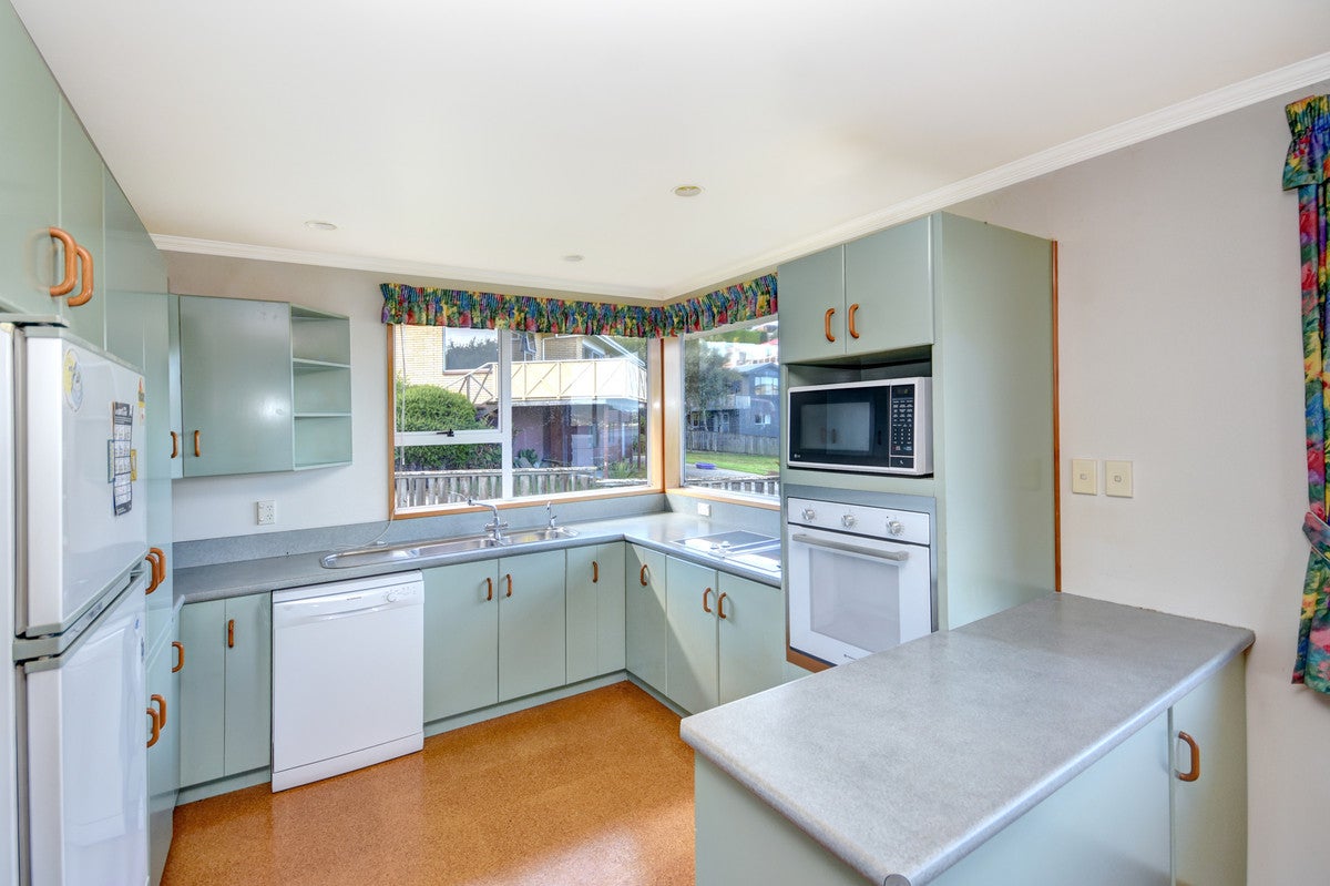 19 Bayne Terrace, Macandrew Bay, Dunedin - Carousel 2