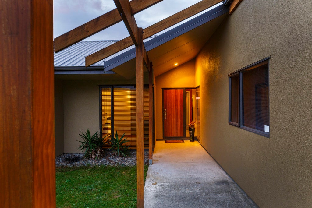 5 Ron Place, Fitzherbert, Palmerston North - Carousel 2