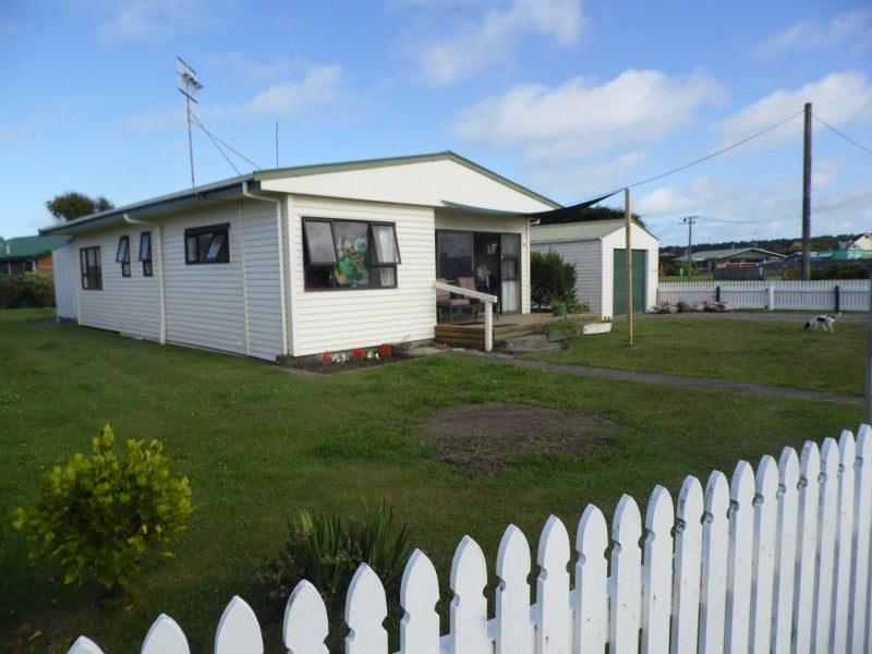 12 Thomas Place, Foxton Beach, Foxton - Carousel 1
