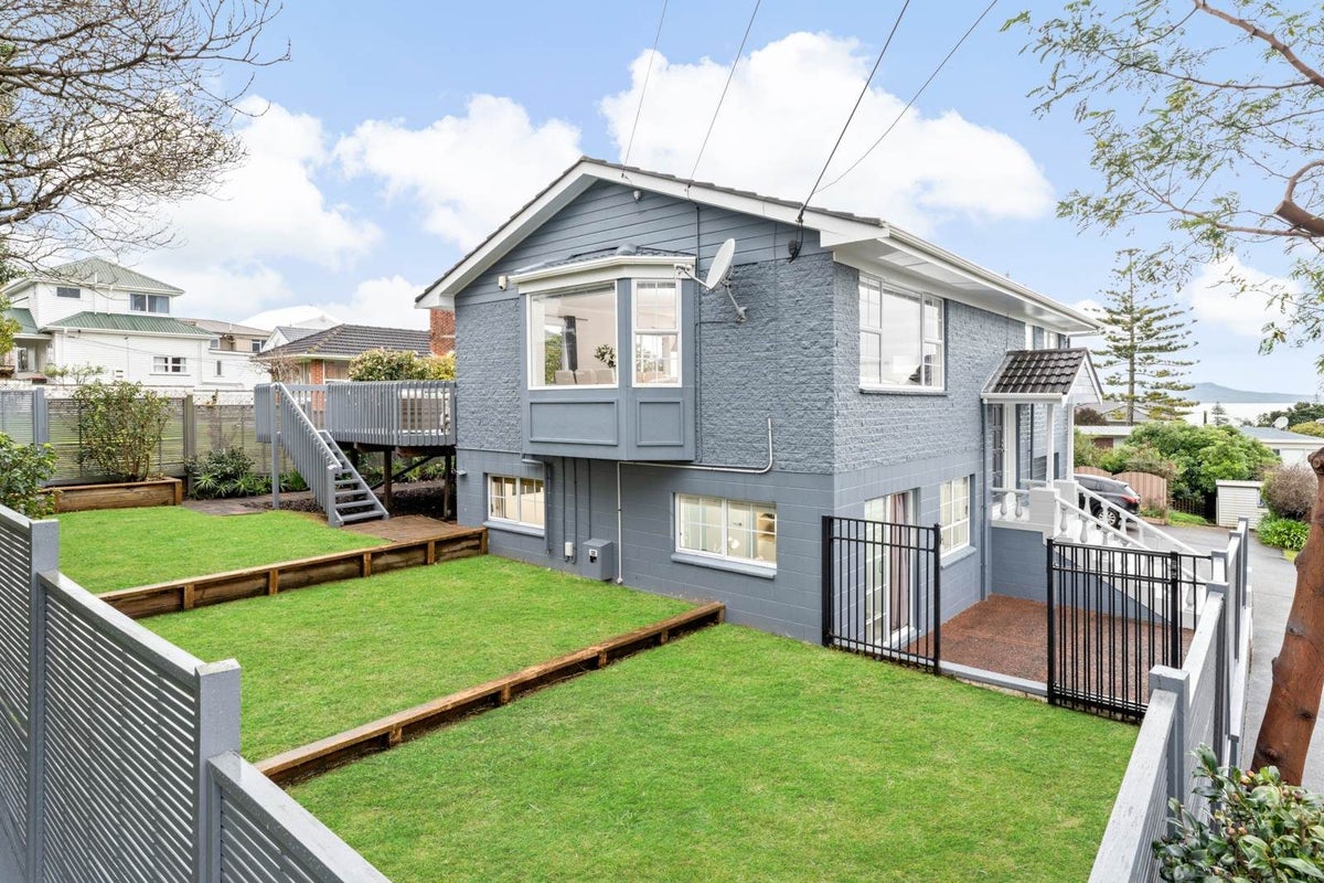 1/1 Folkestone Street, Murrays Bay, Auckland - Carousel 1