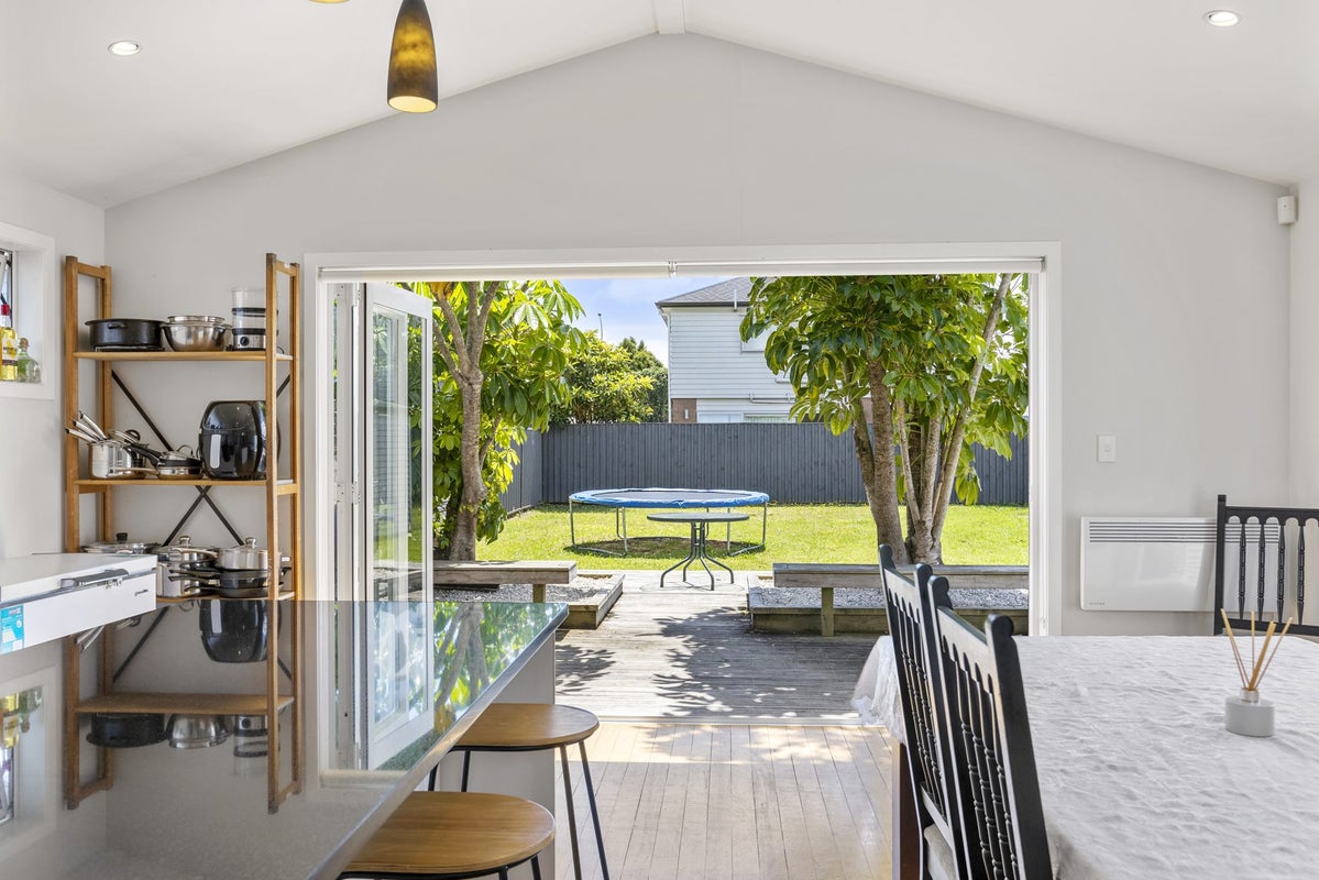 18 Farnborough Crescent, Mangere, Auckland - Carousel 1