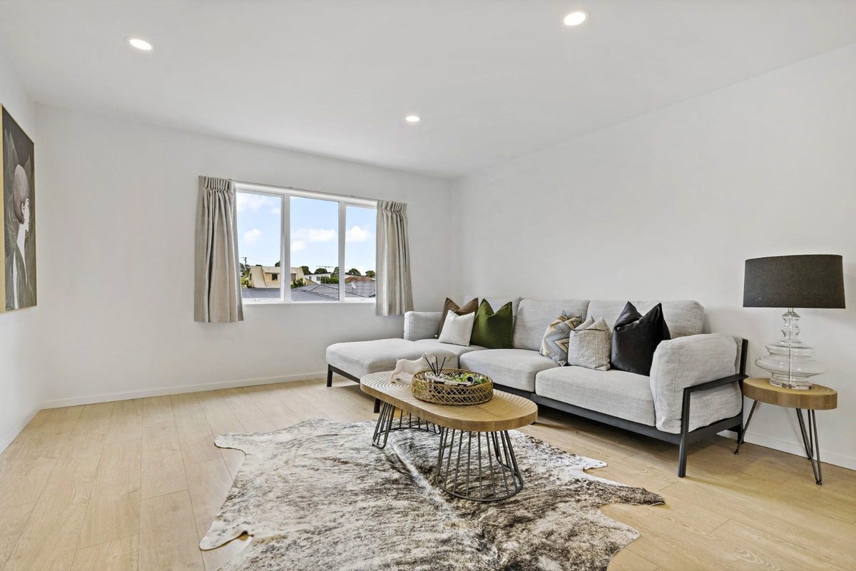 9B Waddell Avenue, Point England, Auckland - Carousel 2