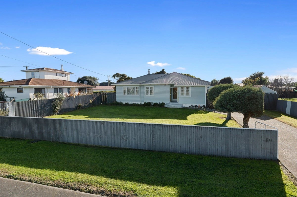 2 Kiharoa Street, Otaki Beach, Otaki - Carousel 1
