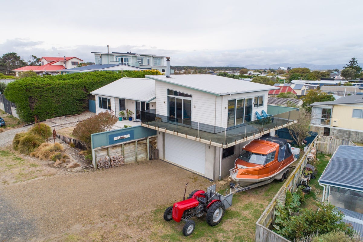 18 Robbie Street, Foxton Beach, Foxton - Carousel 1