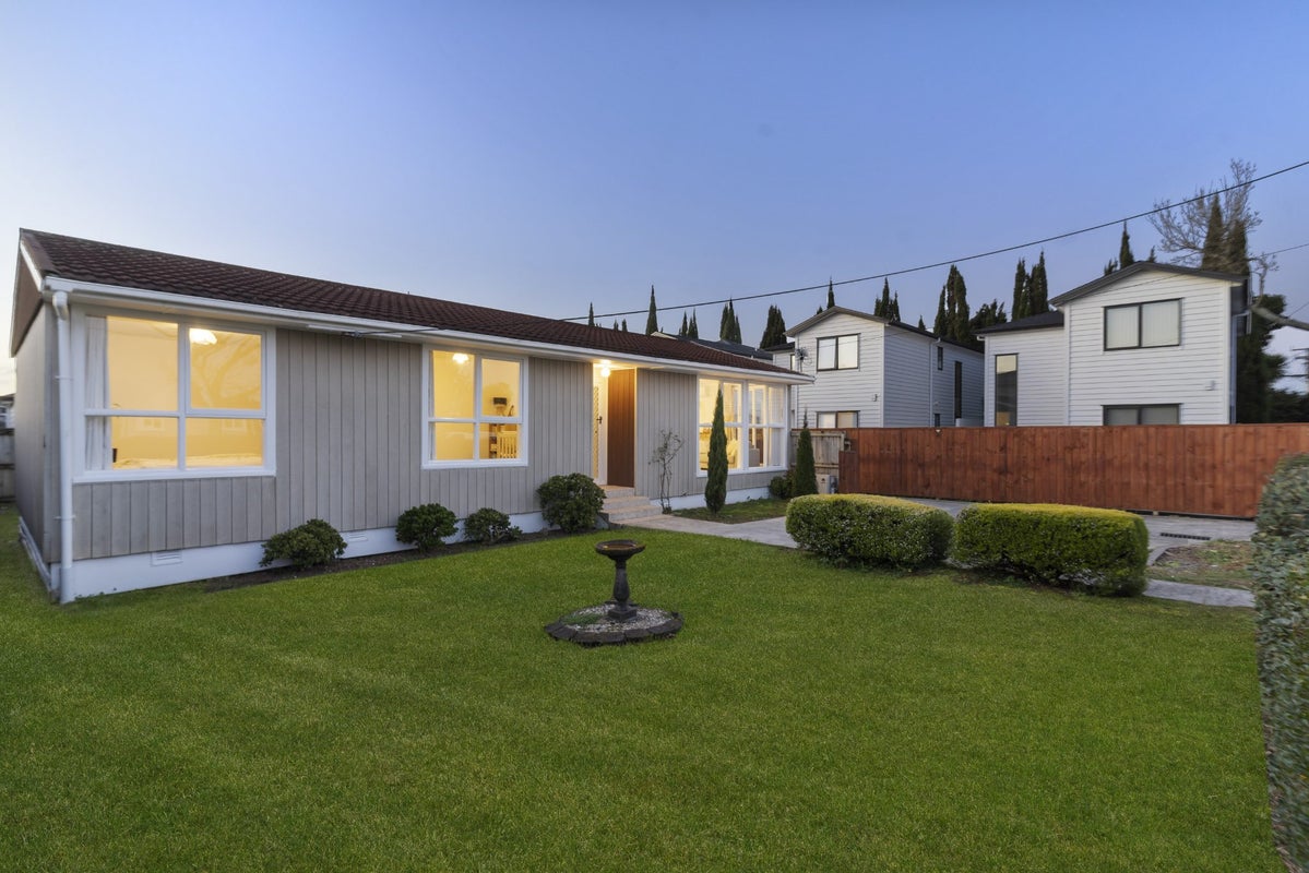 62 Buscomb Avenue, Henderson, Auckland - Carousel 1