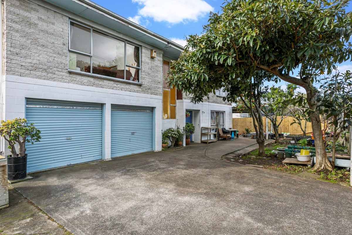1/2 Roslyn Road, Mount Wellington, Auckland - Carousel 1