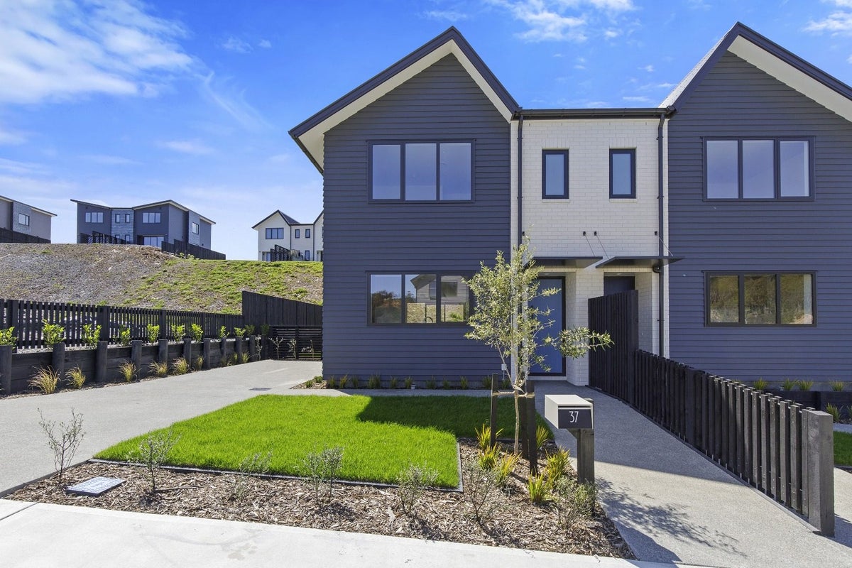 37 Turtleback Avenue, Whitby, Porirua - Carousel 1