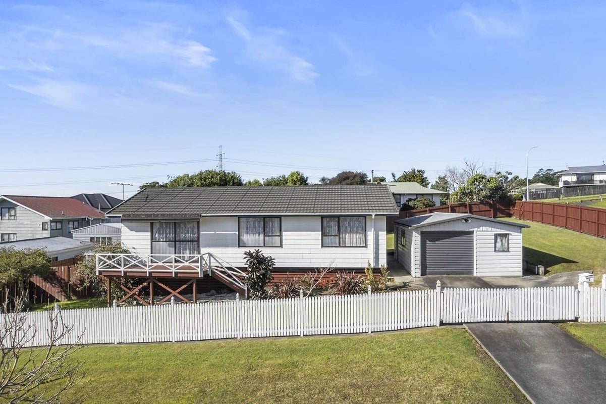 4 Mataura Place, Clover Park, Auckland - Carousel 1