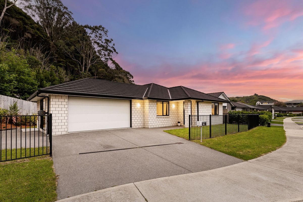46 Martingale Drive, Whitby, Porirua - Carousel 1