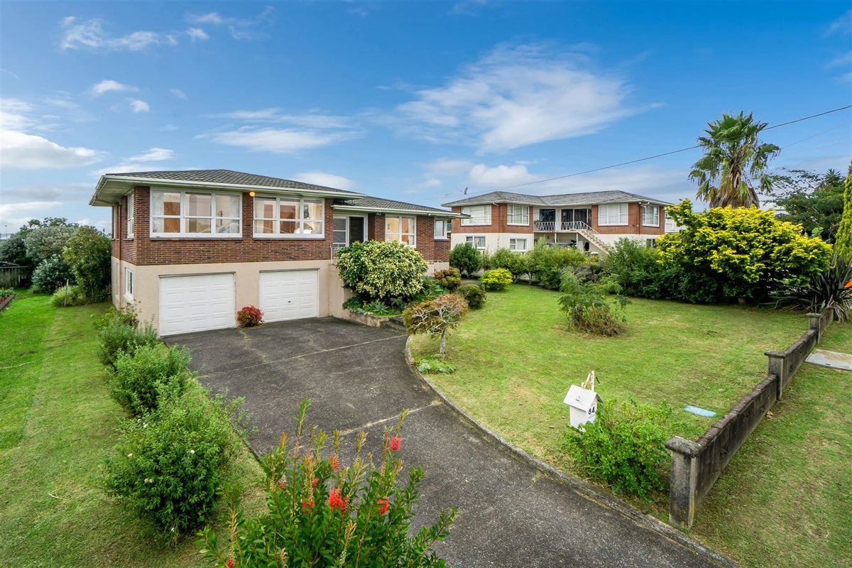 84 Royal View Road, Te Atatu South, Auckland - Carousel 2