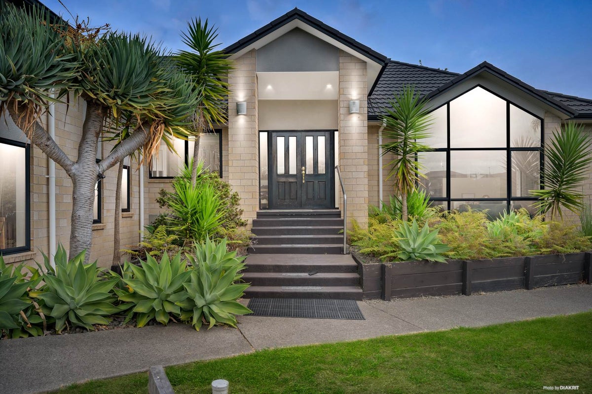 18 Araminta Place, Beachlands, Auckland - Carousel 1