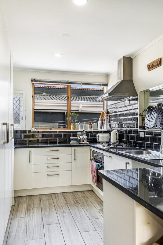2/1 Akehurst Avenue, New Lynn, Auckland - Carousel 17