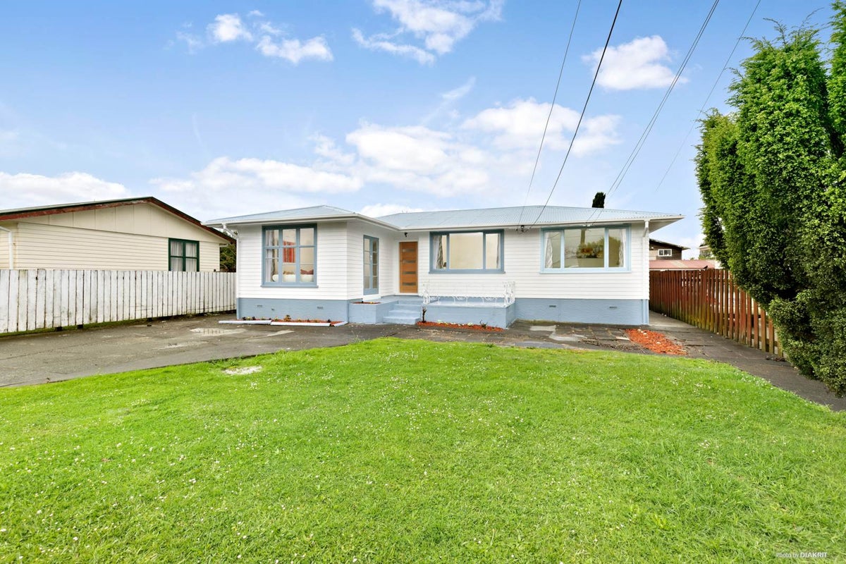41 Cobham Crescent, Kelston, Auckland - Carousel 1