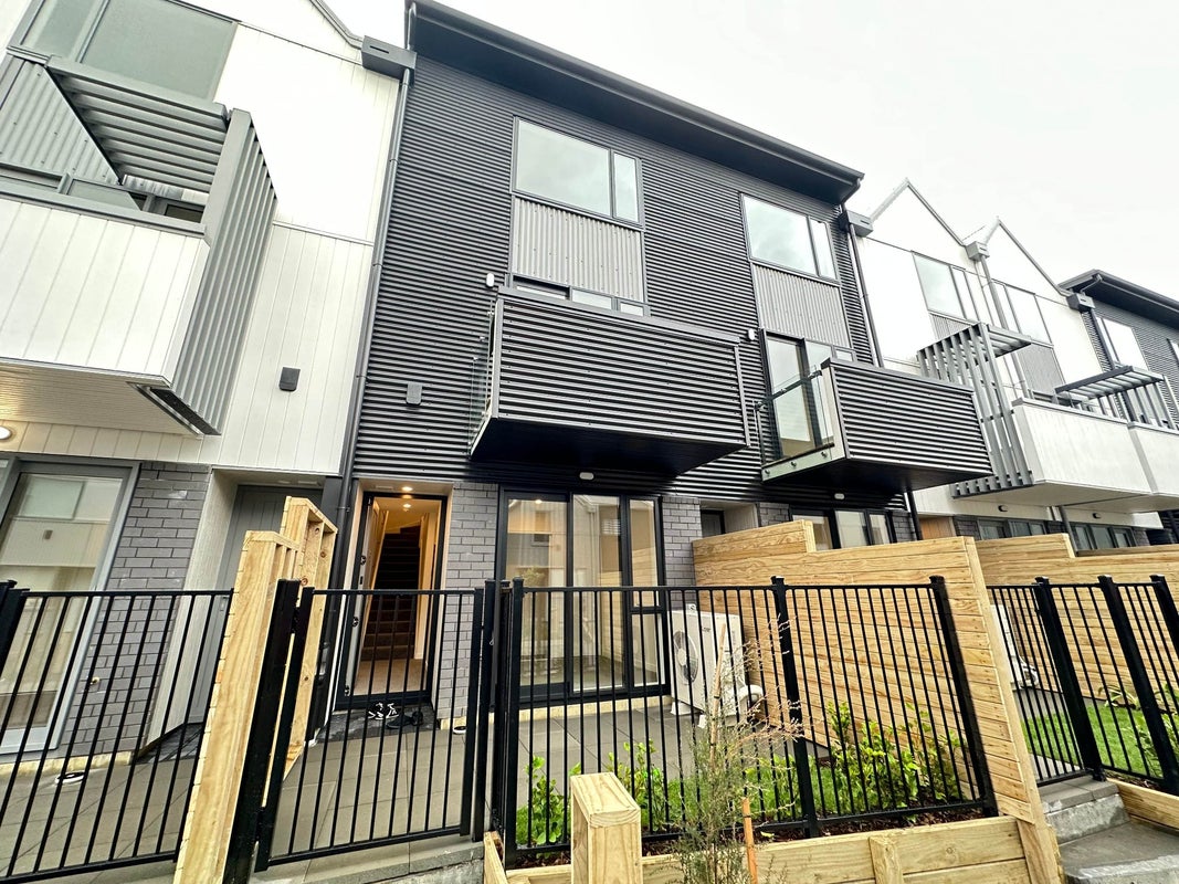 25 Ara Paiwhenua, Tawa, Wellington - Carousel 1