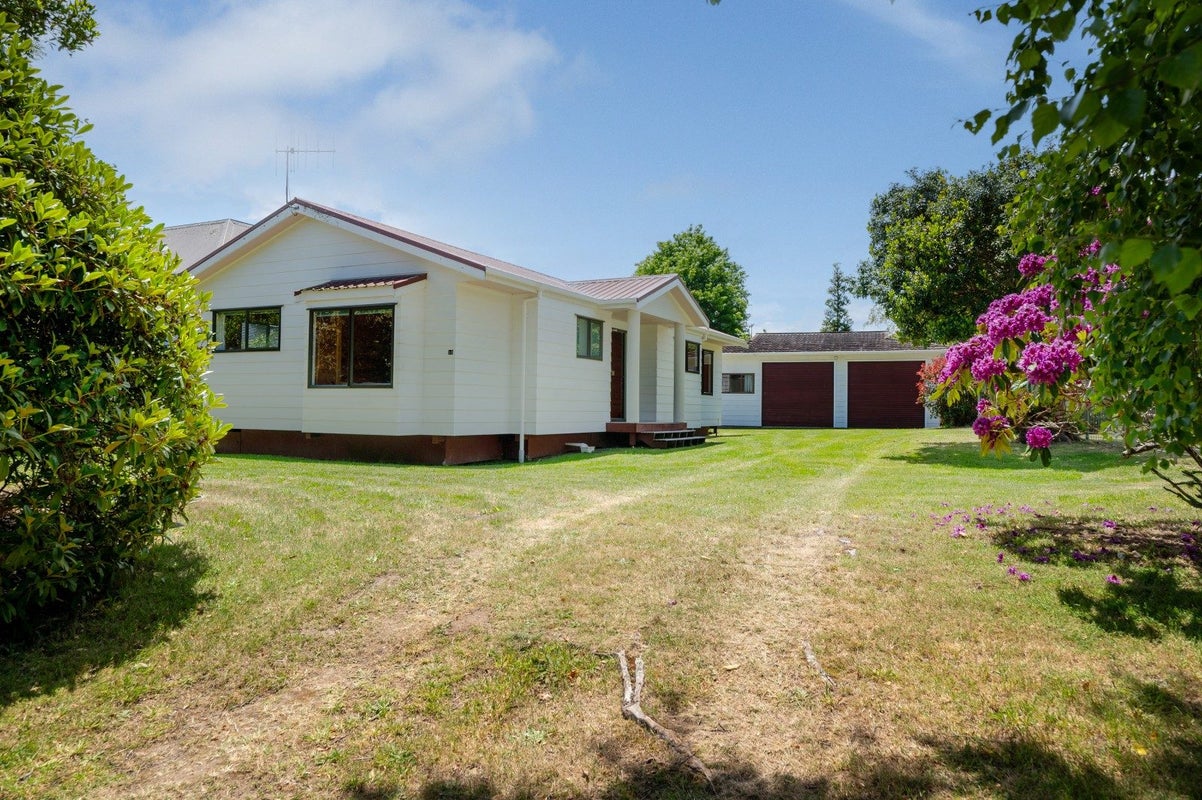 16 Irwin Place, Kinloch, Taupo - Carousel 1