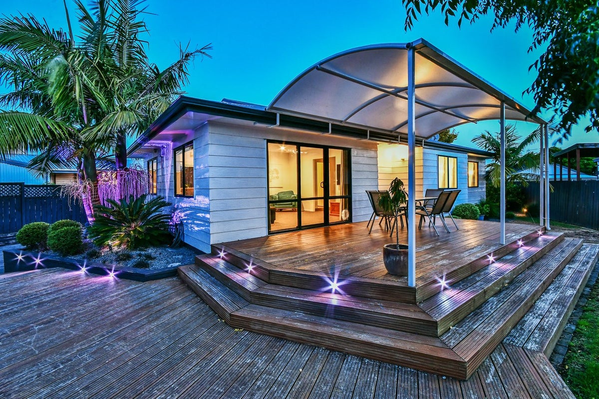 18 Hadley Wood Drive, Wattle Downs, Auckland - Carousel 1