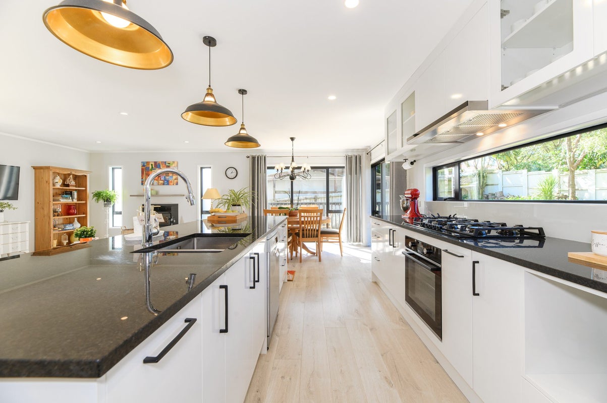 7 Castlewood Grove, Blockhouse Bay, Auckland - Carousel 2