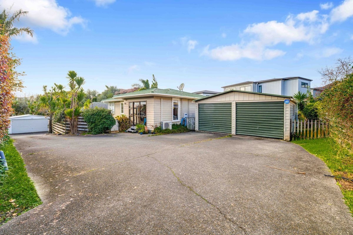 1A Glenford Lane, Te Atatu Peninsula, Auckland - Carousel 1