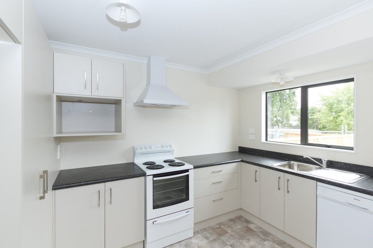 1/1 Bleakley Place, Hillcrest, Hamilton - Carousel 2