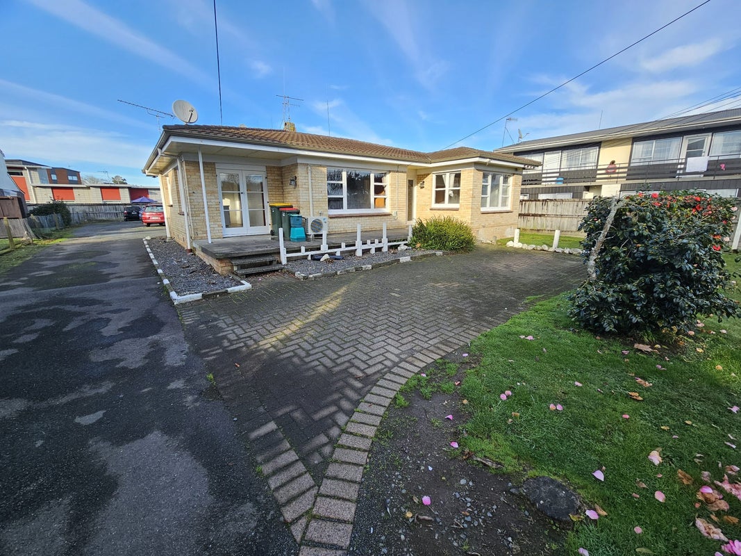 228 Old Farm Road, Hamilton East, Hamilton - Carousel 2