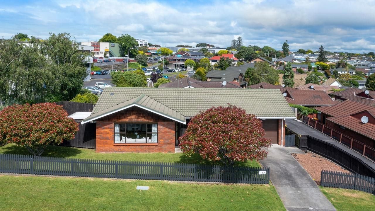 1/50 Wellington Street, Howick, Auckland - Carousel 1