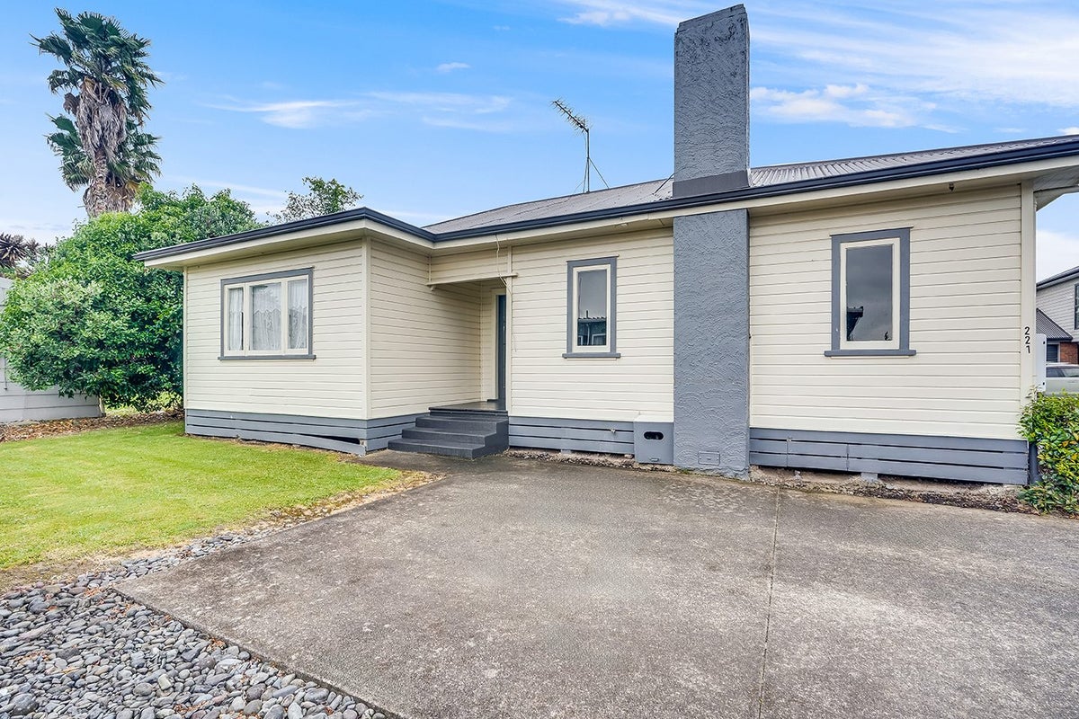 221 Fox Street, Hamilton East, Hamilton - Carousel 1