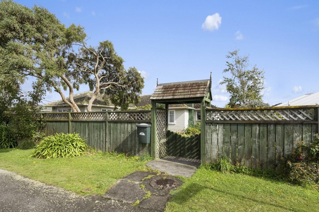 37 Frederick Street, Wainuiomata, Lower Hutt - Carousel 1