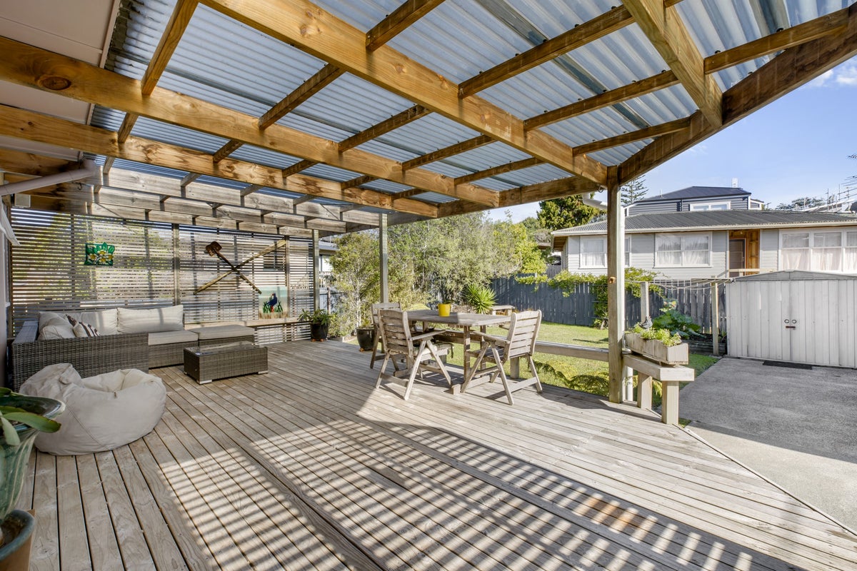 10 Firle Place, Green Bay, Auckland - Carousel 1