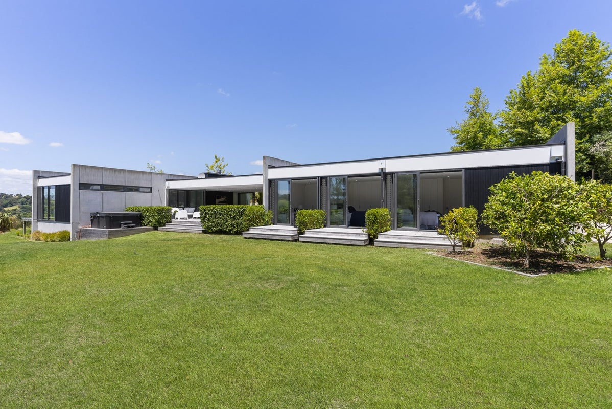 201 Point View Drive, East Tamaki Heights, Auckland - Carousel 1