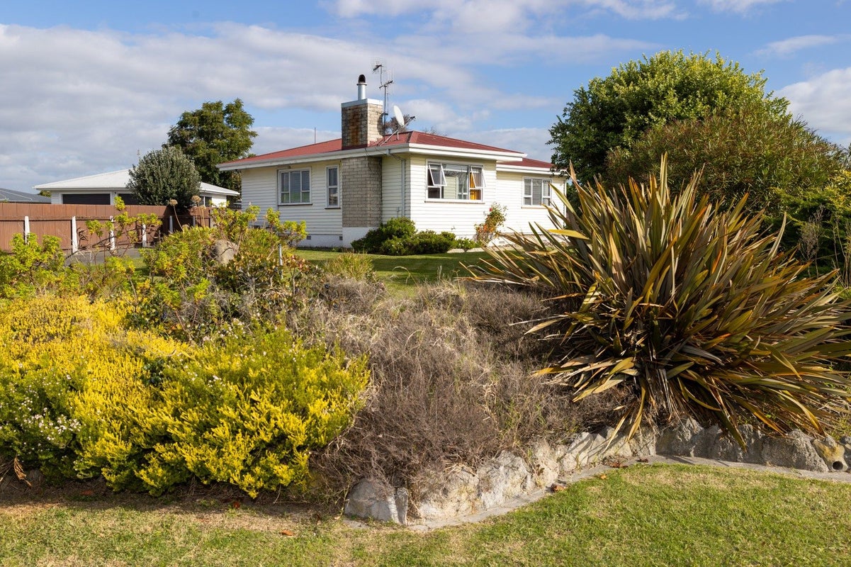 32 Trinity Crescent, Pirimai, Napier - Carousel 1