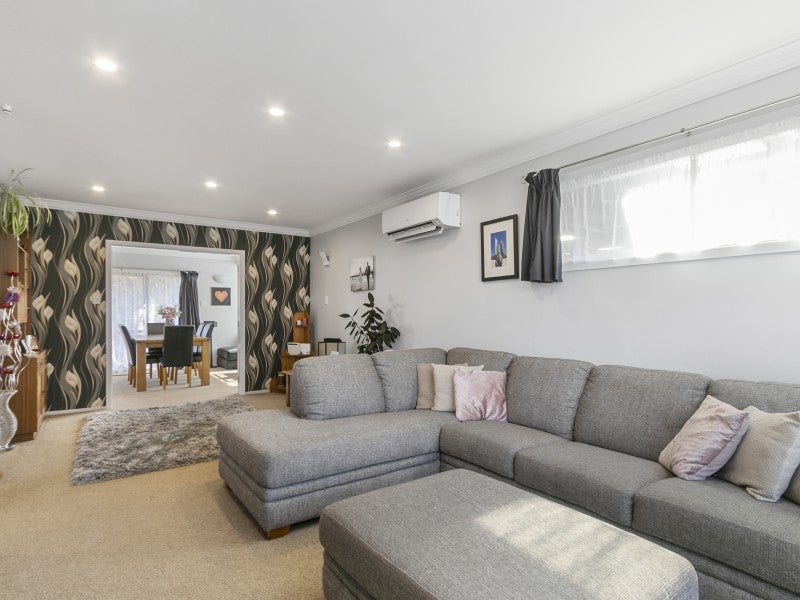 15 Clematis Grove, Maungaraki, Lower Hutt - Carousel 2