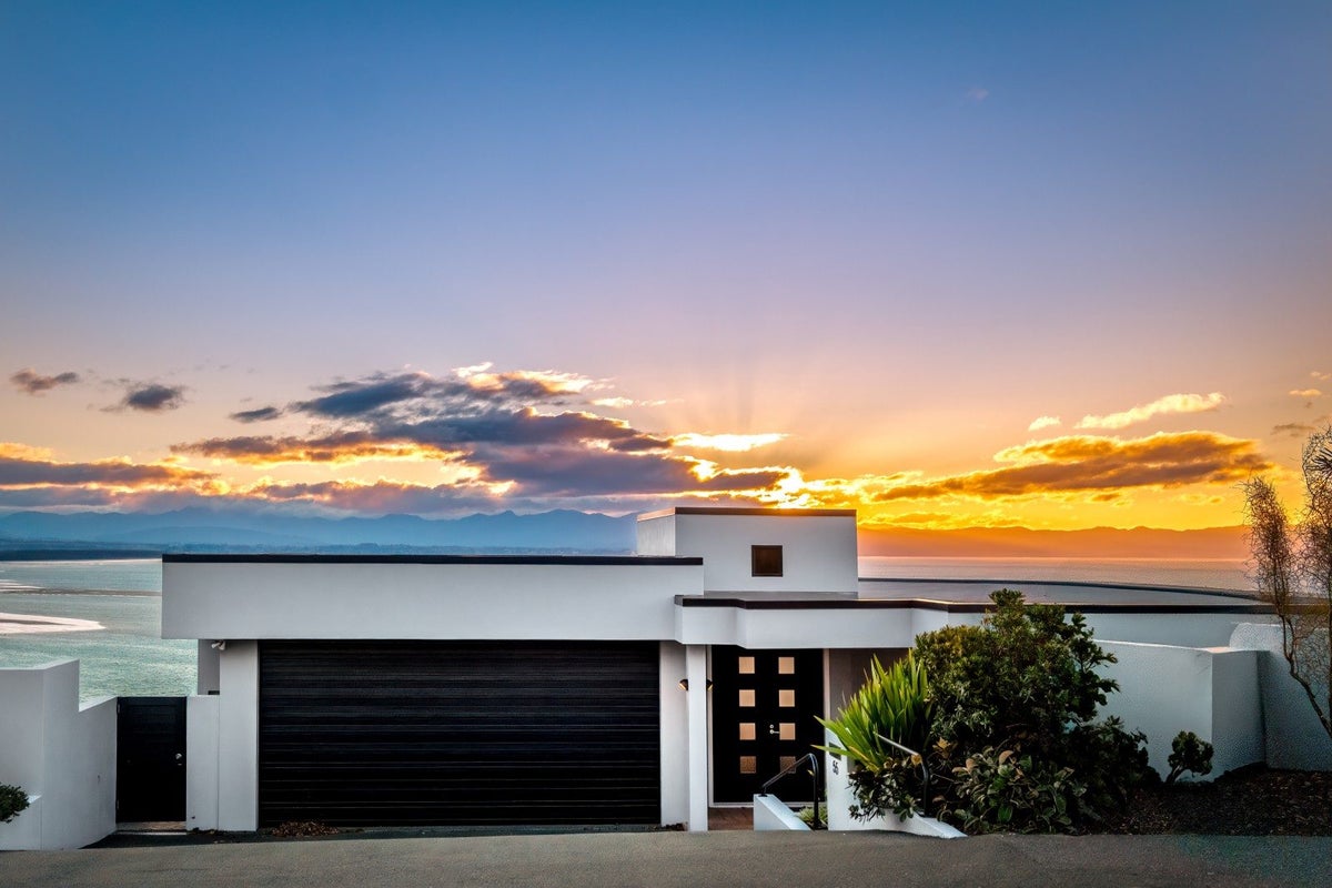 55 The Cliffs, Britannia Heights, Nelson - Carousel 1