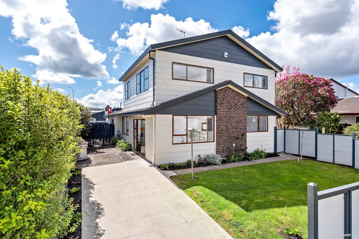 1/56 Challen Close, Conifer Grove, Takanini - Carousel 1